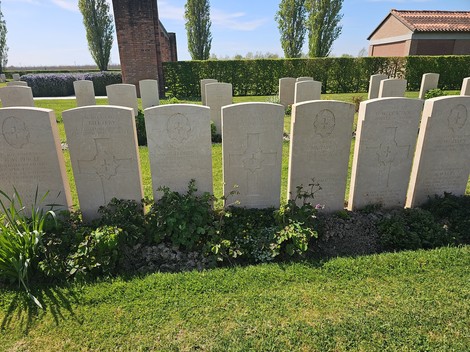 Cimitero di guerra di Argenta, con file di lapidi in un'area verde ben curata.