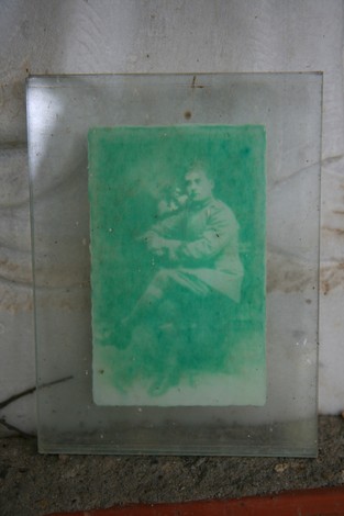 Monumento in memoria delle vittime dell'eccidio di San Polo, simbolo di memoria e riflessione storica.