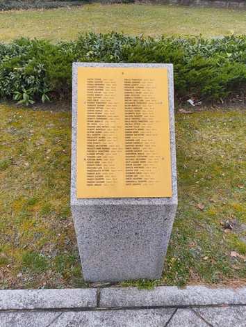 Placca commemorativa nel Cimitero militare italiano di Zehlendorf, con nomi di caduti incisi su metallo.