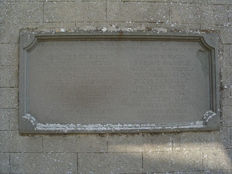 Lapide commemorativa della chiesa di San Cerbone, simbolo di memoria storica e culturale.