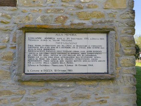 Lapide commemorativa dedicata a Gualandi Andrea a Dozza, con iscrizioni in onore del valor militare.