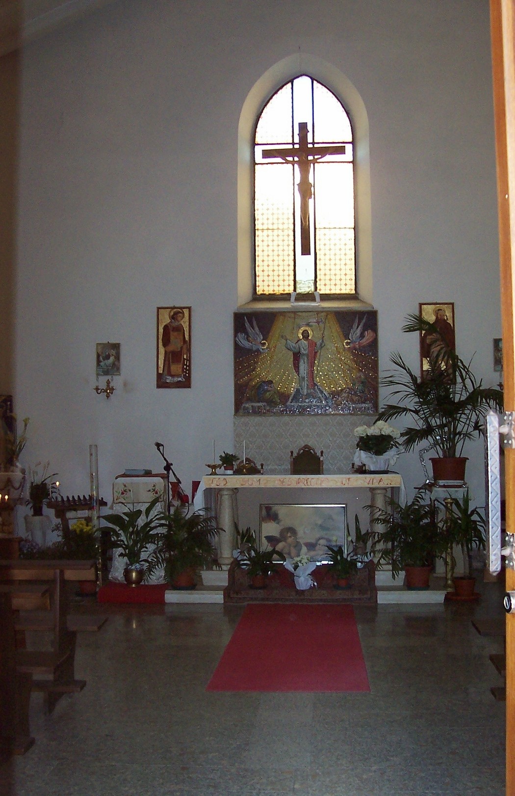 Interno della Cappella dei caduti, con altare, opere d'arte e atmosfera di preghiera e commemorazione.