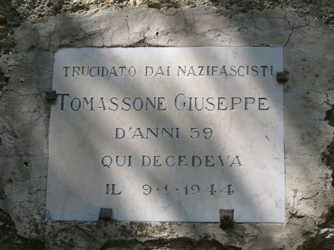 Lapide commemorativa dedicata a Tomassone Giuseppe, vittima dei nazifascisti nel 1944.