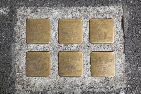 Pietre d'inciampo dedicate alle famiglie Levi, Procaccia e Sinigaglia, in memoria delle vittime della Shoah.