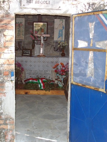 Interno della Cappella ai fratelli Bimbi, con fiori e decorazioni sacre in un'atmosfera di rispetto e memoria.