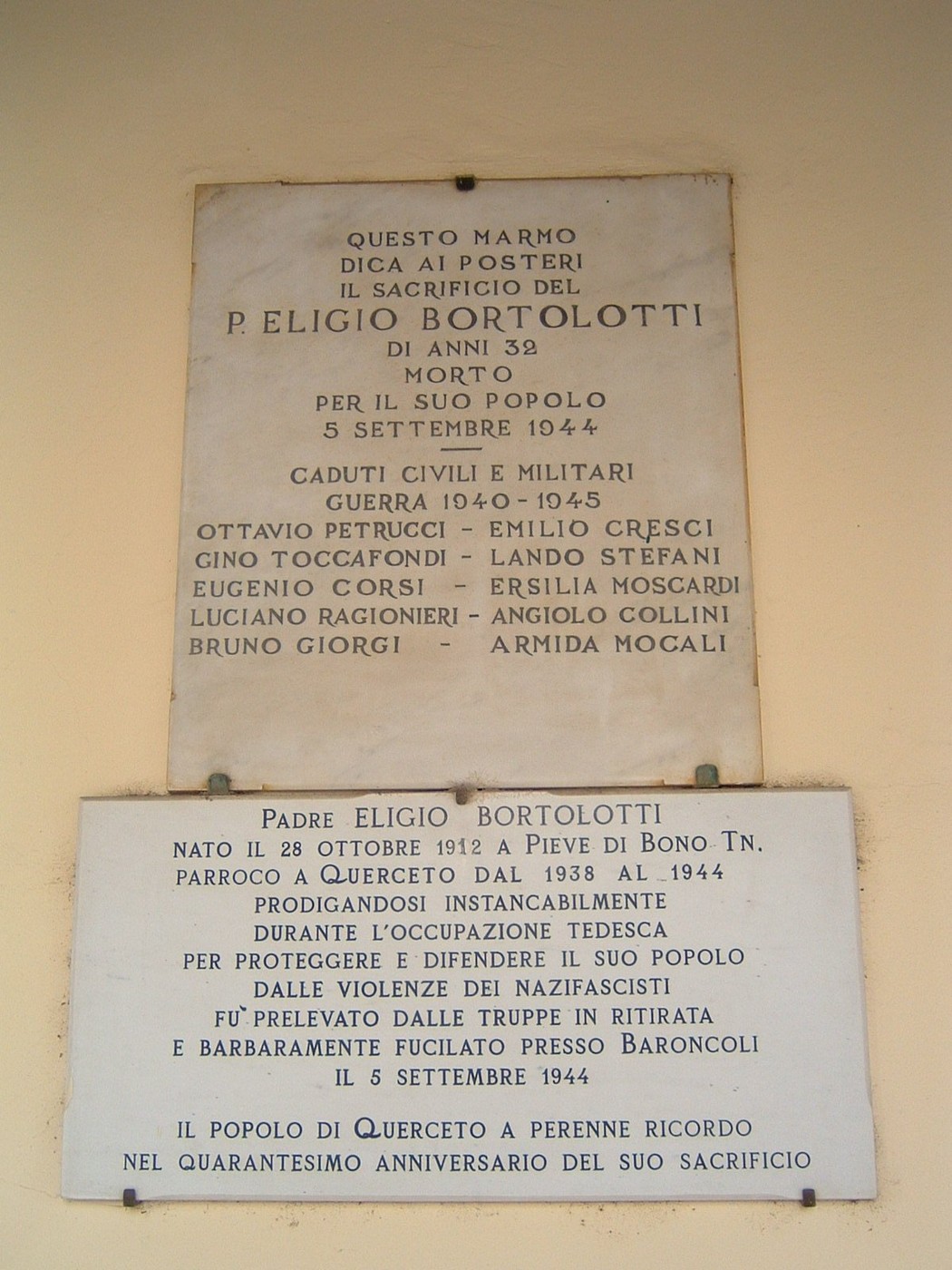 Lapide in memoria di Don Bortolotti, dedicata ai caduti della guerra e del servizio civile.