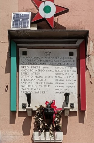 Lapide commemorativa dedicata ai caduti per la Libertà di Quezzi, con nomi e date inseriti.