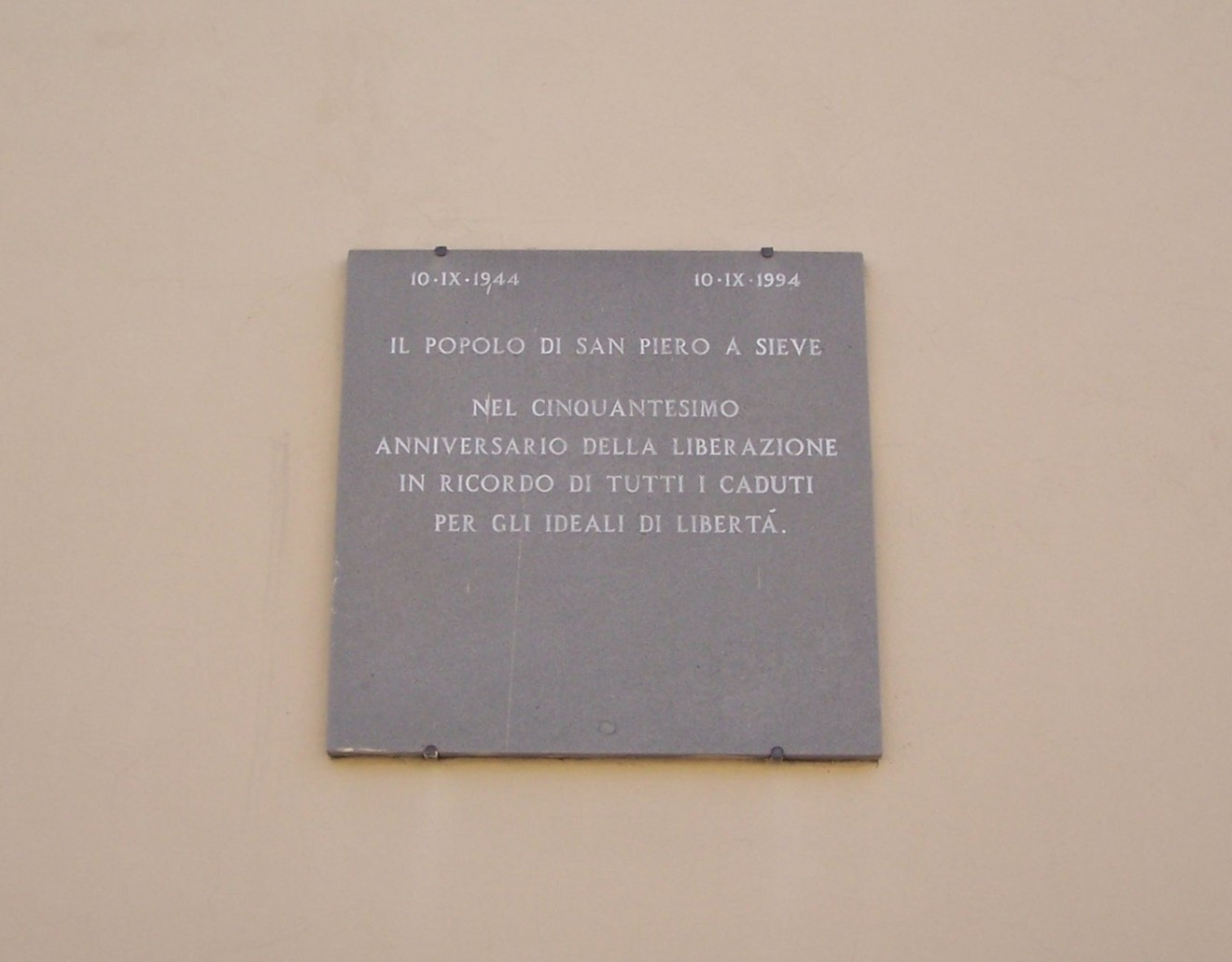Lapide commemorativa per il cinquantenario della Resistenza, dedicata ai caduti per la libertà.