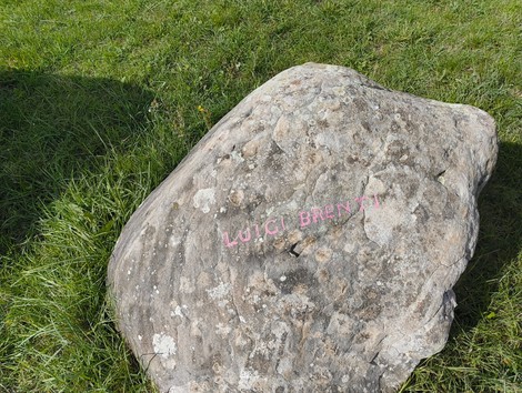 Monumento ai partigiani caduti a Monte Sabbiuno, un tributo alla memoria e alla resistenza.