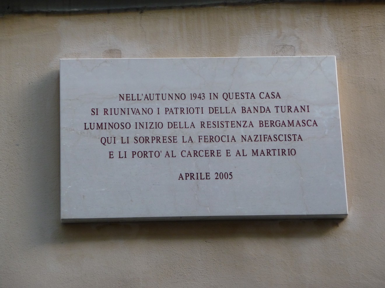 Lapide commemorativa dedicata alla Banda Turani, simbolo della resistenza bergamasca contro il nazifascismo.