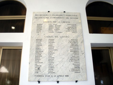 Lapide commemorativa ai ferrovieri caduti di Voghera, in memoria di coloro che hanno sacrificato la vita per il dovere.