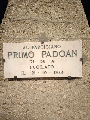 Monumento commemorativo dedicato a Primo Padoan, partigiano fucilato nel 1944.