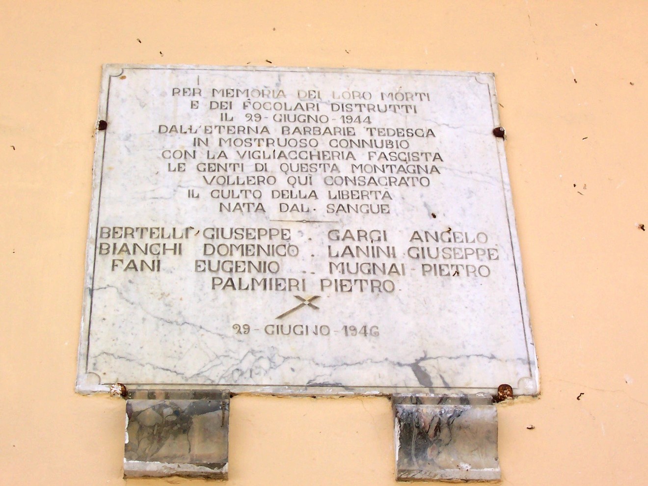 Lapide commemorativa per i civili caduti il 29 Giugno 1944, in memoria delle vittime della guerra.