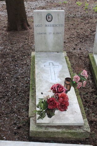 Tombe perpetue con fiori e candele, dedicate ai caduti per la Libertà, in un luogo di commemorazione.