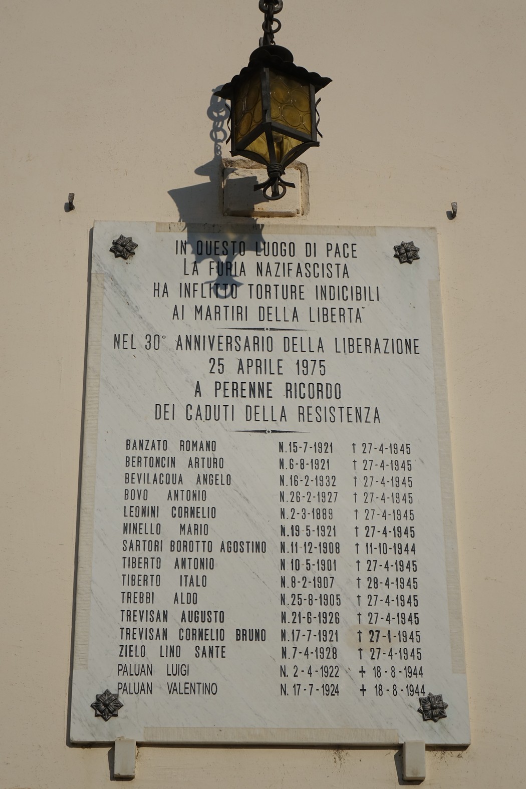 Lapide commemorativa ai Caduti della Resistenza, in memoria delle vittime della lotta contro il nazifascismo.