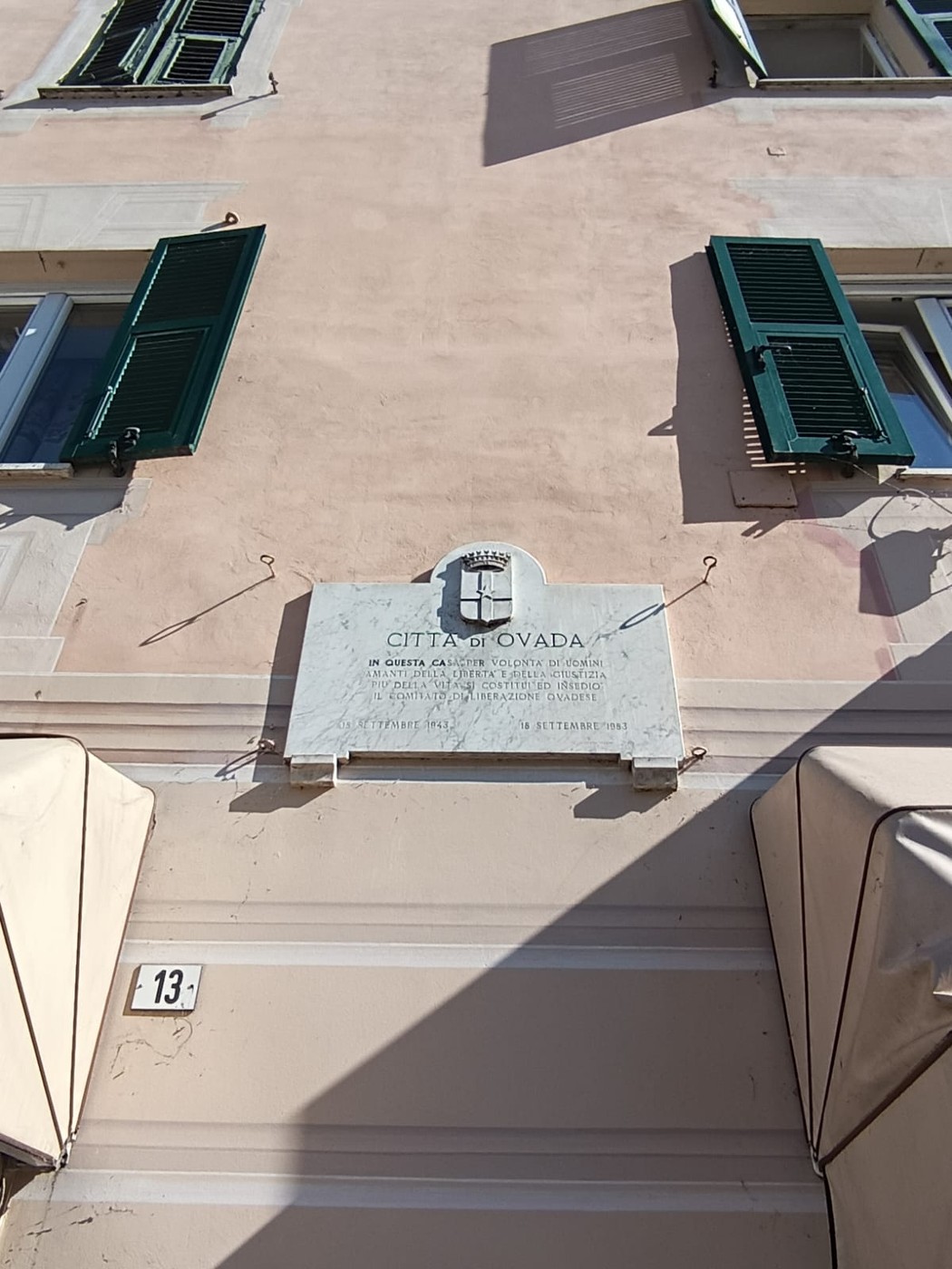 Lapide commemorativa del Comitato di Liberazione Ovadese, affissa su un edificio di Ovada.