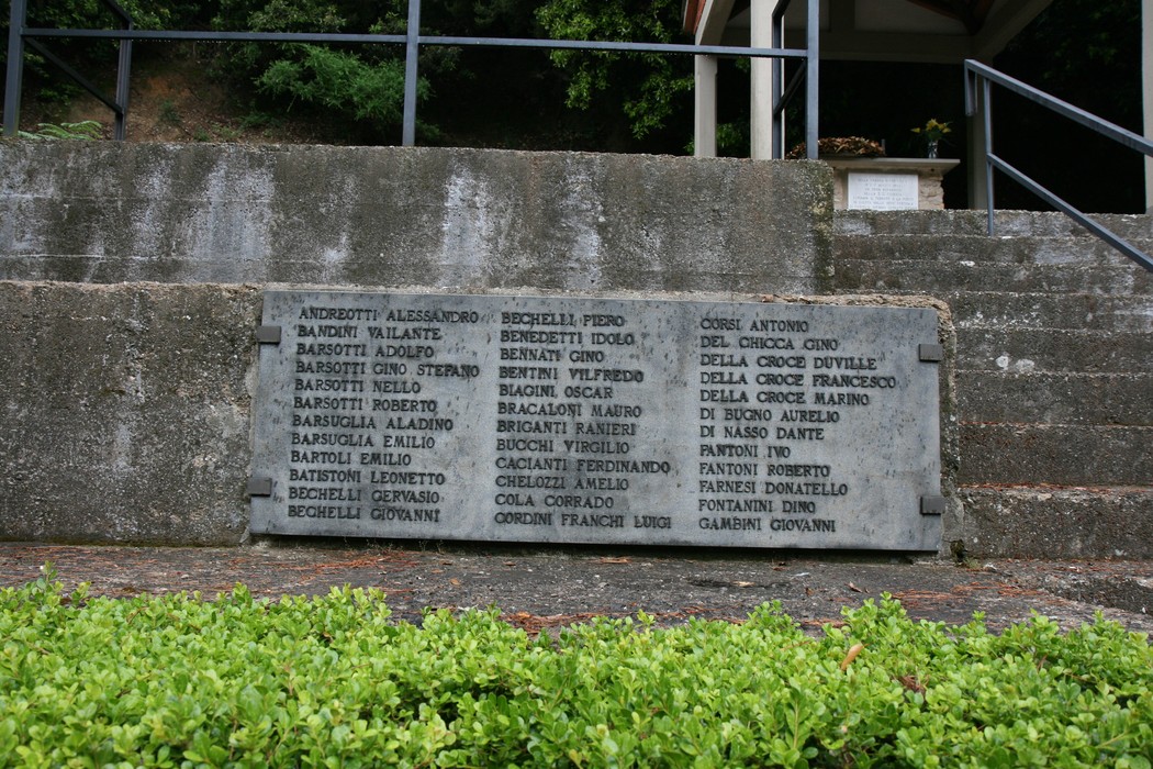 Monumento commemorativo ai caduti, situato in La Romagna, con nomi incisi in ricordo dei valorosi.