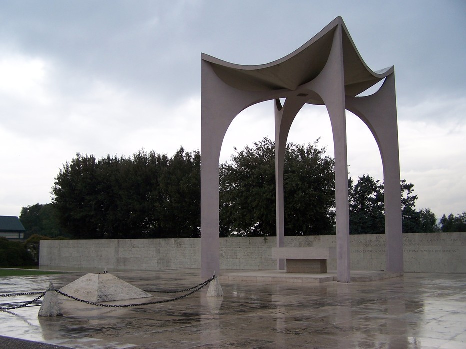 Sacrario dell'esercito brasiliano, monumento commemorativo con architettura moderna e atmosfera solenne.