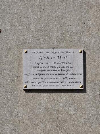 Lapide commemorativa dedicata a Giuditta Mori, attivista e membro del Consiglio comunale di Codogno.