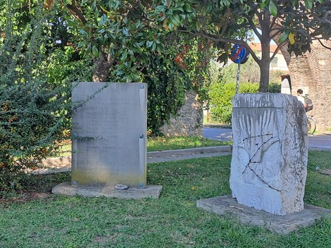 Due stele commemorative immerse nel verde, simbolo della memoria degli internati.
