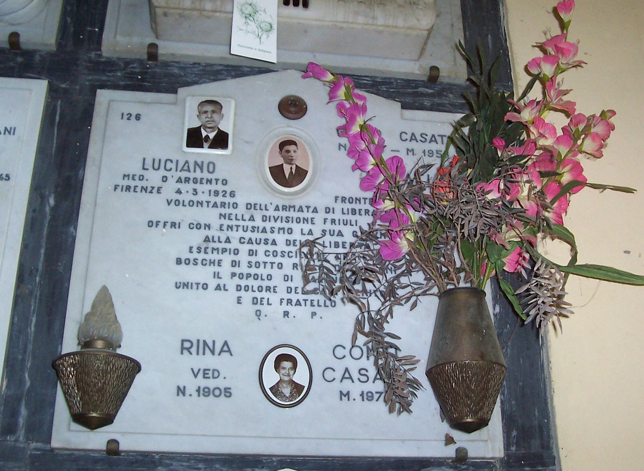 Sepolcro di Casati, commemorazione di Luciano e Rina, con fiori e immagini in un contesto di memoria storica.
