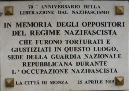 Lapide commemorativa per gli oppositori del regime nazifascista a Villa Reale di Monza.