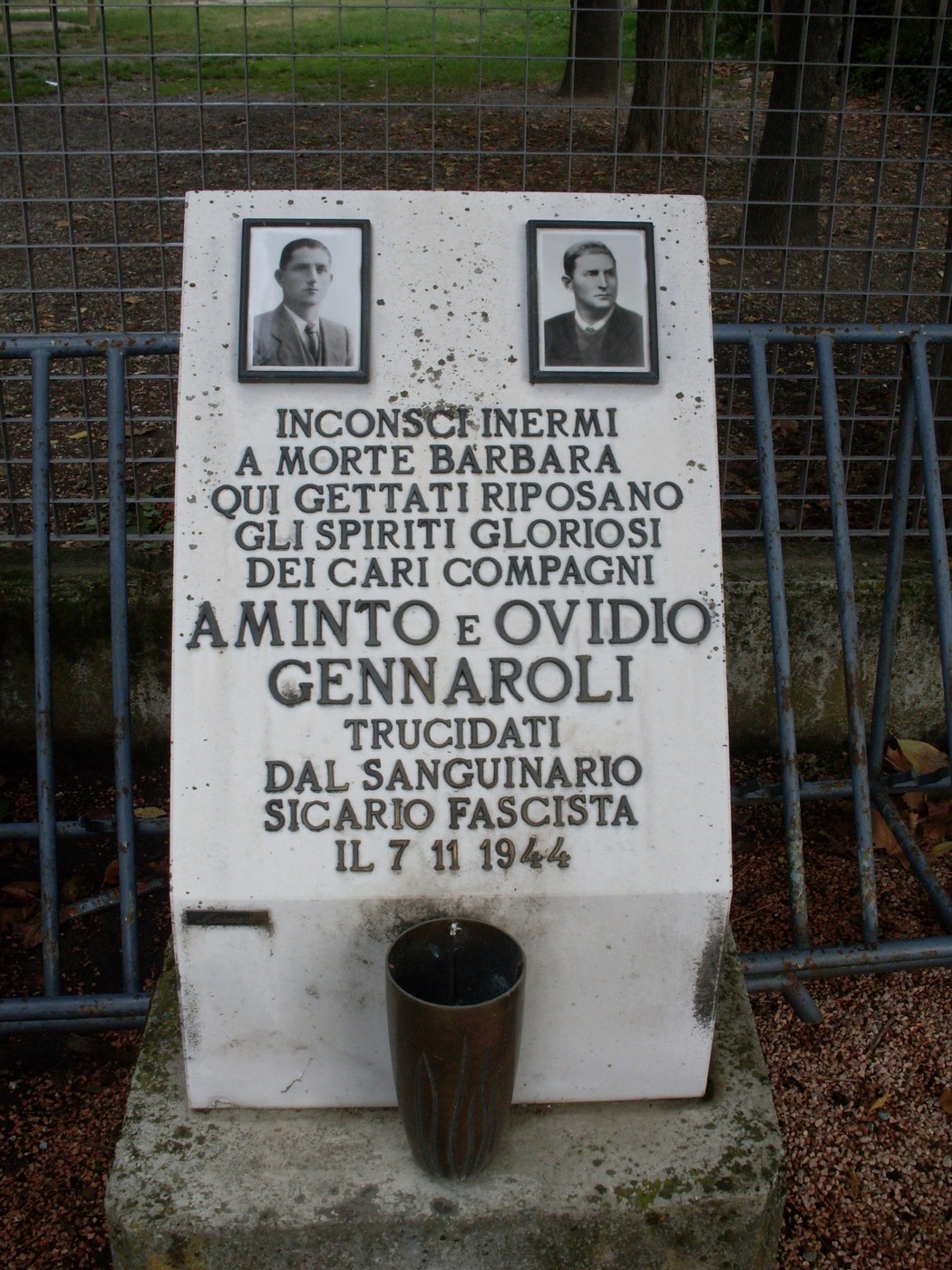 Cippo commemorativo dedicato a Aminto e Ovidio Gennaroli, trucidati il 7 novembre 1944.