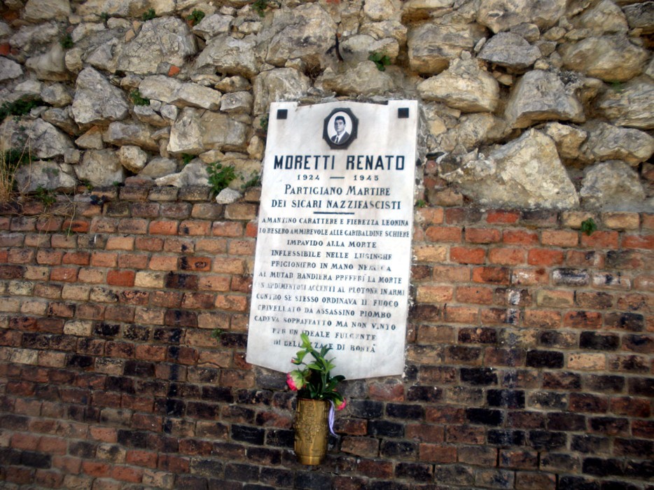 Lapide commemorativa di Renato Moretti, partigiano martire della resistenza contro il nazifascismo.