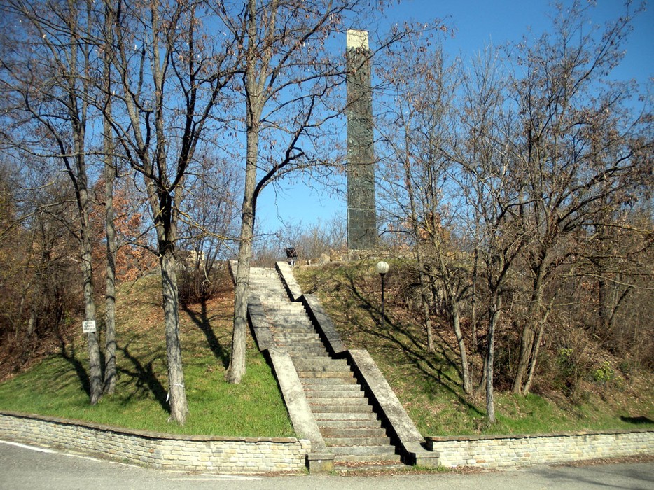 Monumento alla Divisione Pinan Cichero, circondato da alberi e scalinate, situato in un contesto naturale.
