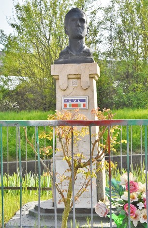 Monumento ai Capitani, commemorazione con busto e fiori in un'area verde. Ricordo ai caduti.