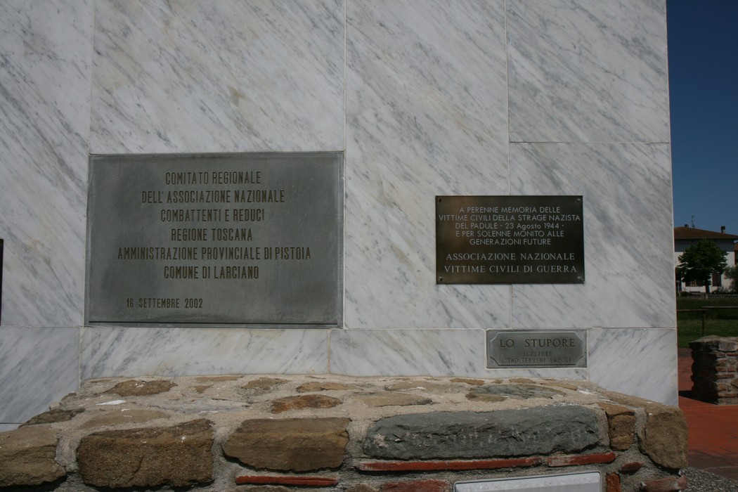 Monumento in memoria delle vittime dell'eccidio del Padule di Fucecchio, a Larciano, Toscana.