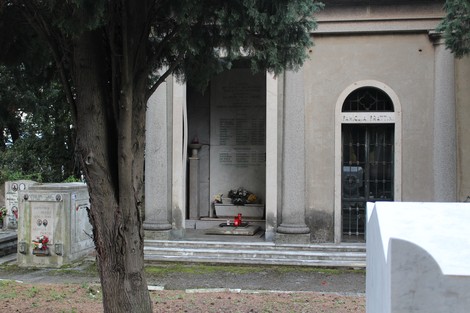 Sacrario dei caduti per la Libertà di Cornigliano, monumento commemorativo circondato da alberi e fiori.
