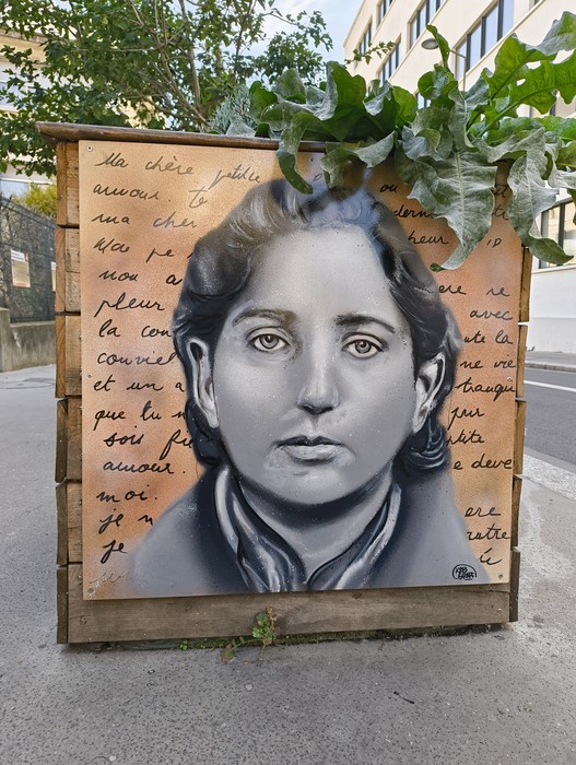 Ritratto artistico di una figura storica, parte del memoriale al Gruppo Manouchian.