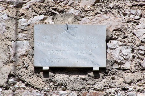 Lapide commemorativa dedicata a Agostini e Morganti, eroi della libertà in Italia.