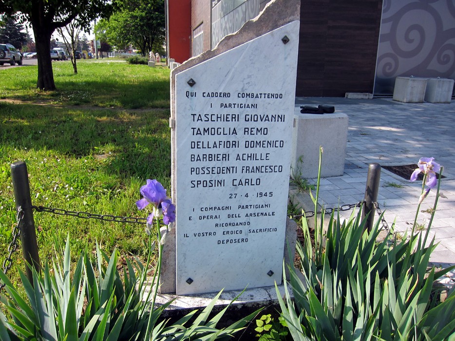 Cippo commemorativo per i partigiani caduti a Taschieri, con nomi e data del sacrificio.