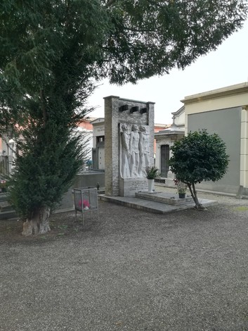 Sepolcro degli Orsini, monumento funerario con sculture, immerso in un ambiente tranquillo e curato.