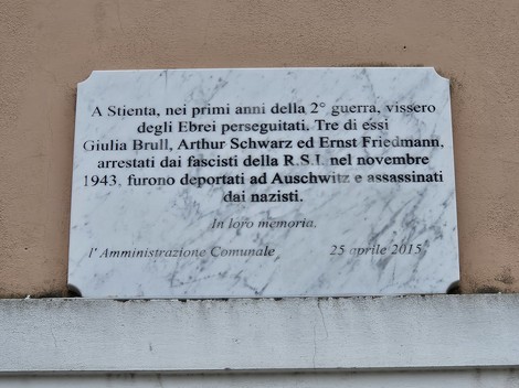 Lapide commemorativa dedicata a Giulia Brull, Arthur Schwarz ed Ernst Friedmann, vittime della persecuzione nazista.