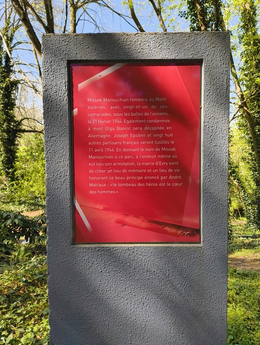 Il Memoriale del Gruppo Manouchian, in un contesto verde, ricorda atti di resistenza durante la Seconda Guerra Mondiale.