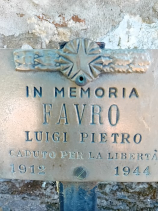 Monumento commemorativo dedicato ai caduti, con un medaglione in bronzo e una targa in memoria di Luigi Pietro Favro.
