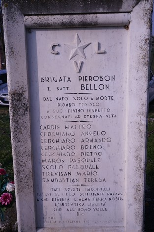 Cippo commemorativo del 1° battaglione “Bellon” in onore dei caduti, con nomi incisi dei soldati.