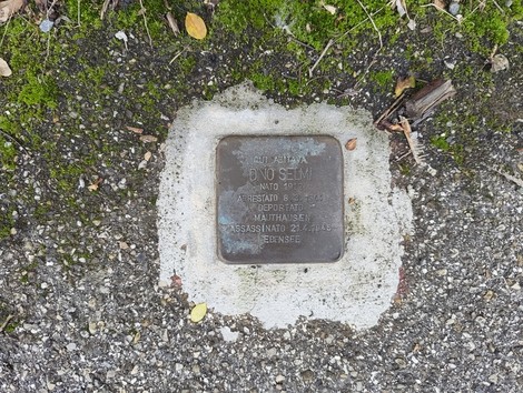 Pietra d'inciampo dedicata a Dino Selmi, in memoria della sua deportazione e assassinato nel 1945.