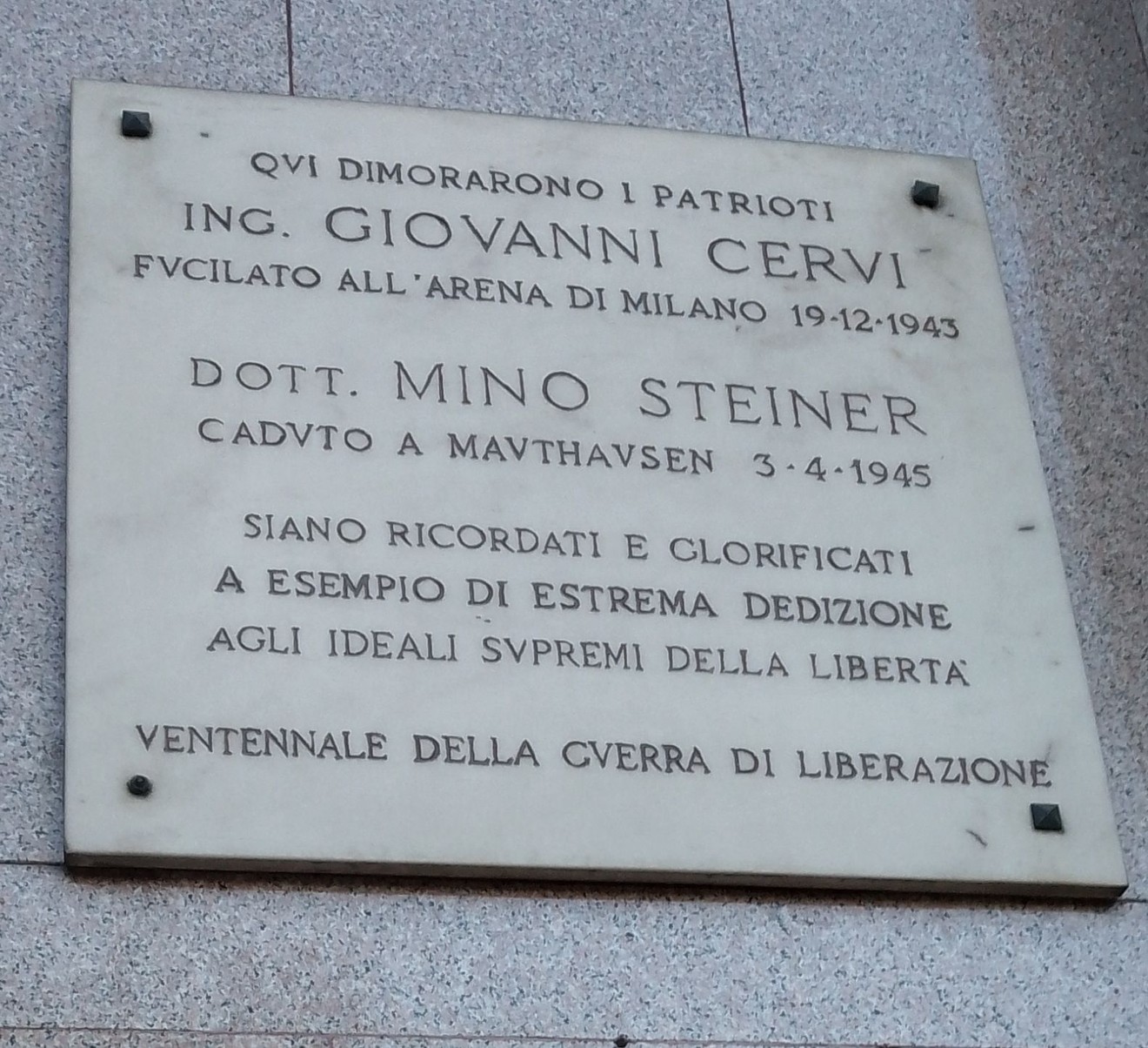 Lapide commemorativa dedicata a Giovanni Cervi e Mino Steiner, con data di morte e messaggio di onore.