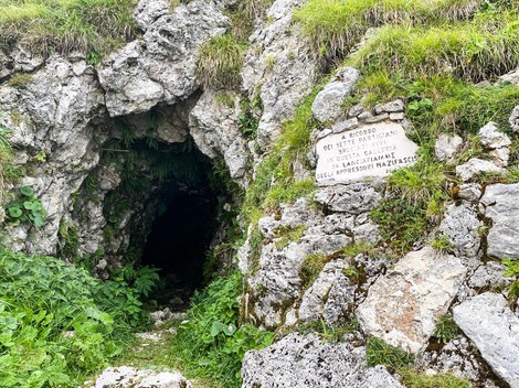 Monumento al Partigiano, simbolo della Resistenza, immerso nella natura e nella storia.