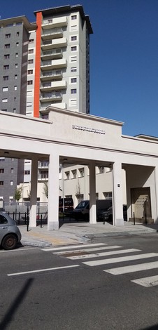 Monumento dedicato ai caduti dello stabilimento Lancia, situato in un contesto urbano.