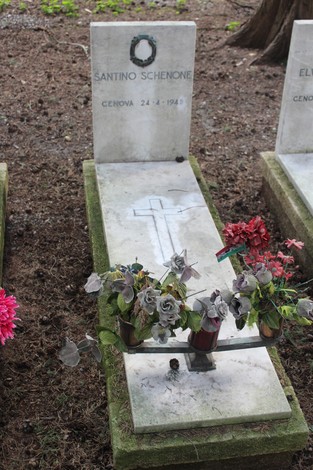 Tombe perpetue dei caduti per la Libertà con fiori e decorazioni in un contesto sereno.