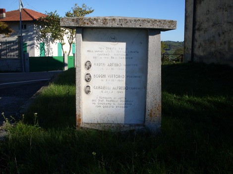 Monumento commemorativo dedicato a Barchi, Borghi e Gabrielli, celebrando la loro memoria e il sacrificio.