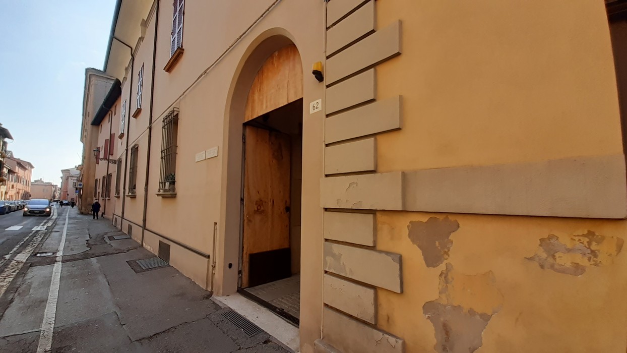 Lapide commemorativa dedicata a Ricchi e Contoli su un muro di un edificio storico.