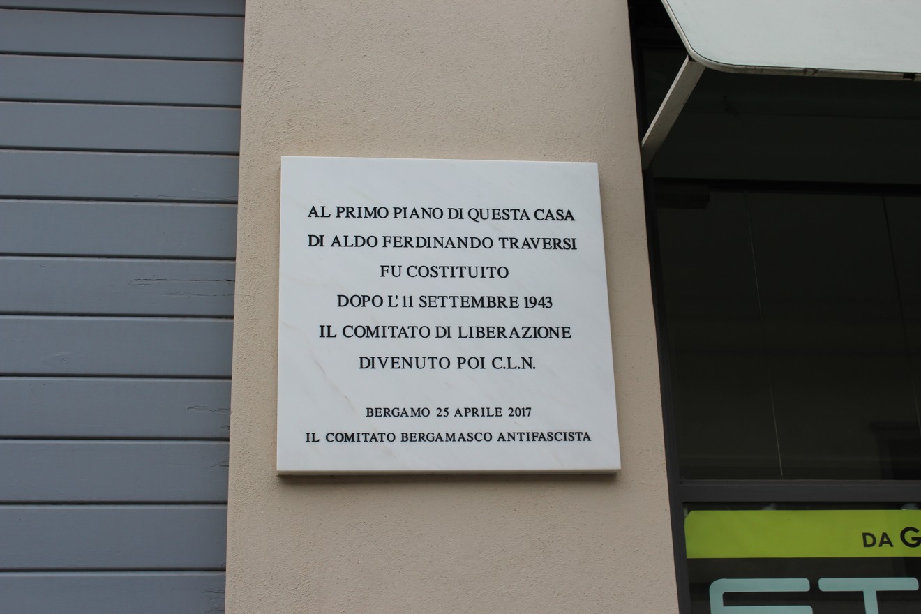 Lapide commemorativa che celebra la prima sede del Comitato di Liberazione Nazionale a Bergamo.