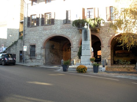 Monumento ai caduti partigiani di Zavattarello, simbolo di memoria e resistenza storica.