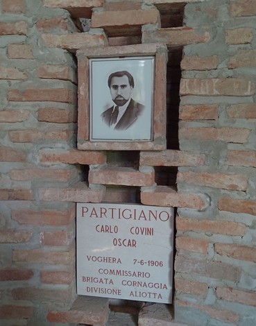 Interno del "Sacrario dei martiri di Biagasco" con foto e lapide commemorativa di Carlo Covini, partigiano.